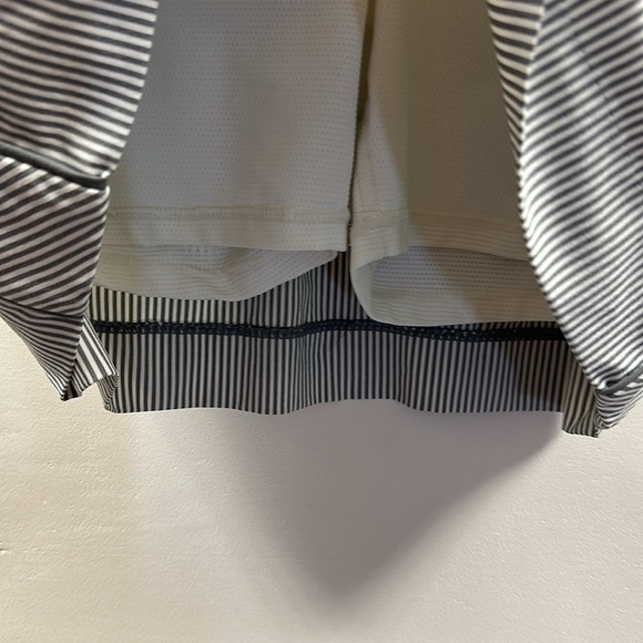 Athleta Brooklyn Textured 16" Skirt Skort Gray White Stripe Size 8 Activewear - Picture 5 of 8